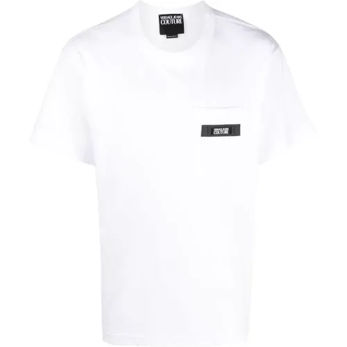 Weißes T-Shirt mit Tasche und schwarzem Logo - Versace Jeans Couture - Modalova