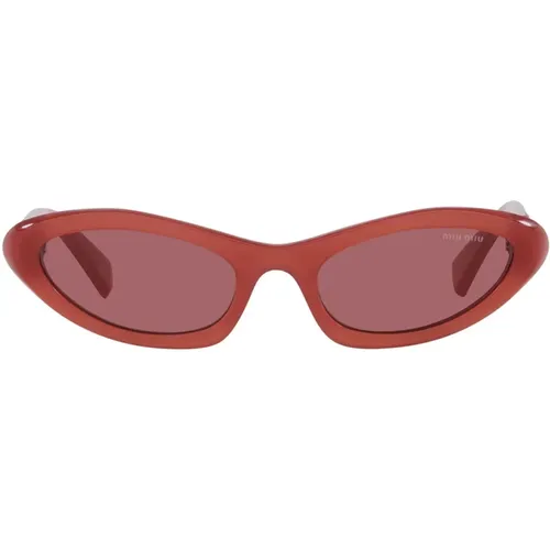 Sonnenbrille mit unregelmäßiger Form, dunkelvioletten Gläsern und goldenem Logo - Miu Miu - Modalova