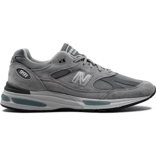 Grey Sneakers with Reflective Details , male, Sizes: 7 1/2 UK, 6 1/2 UK, 10 UK, 9 UK, 12 1/2 UK, 8 1/2 UK, 10 1/2 UK - New Balance - Modalova