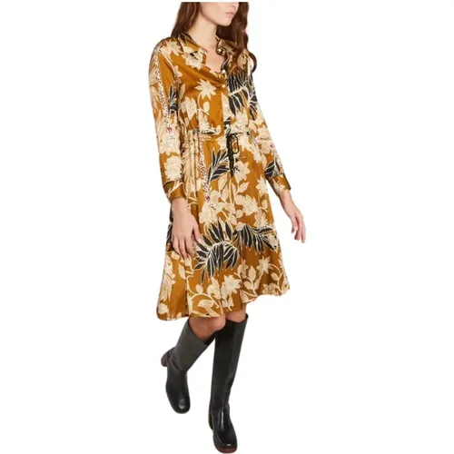 Kamel vegetal print Satin Kleid - La Petite Française - Modalova