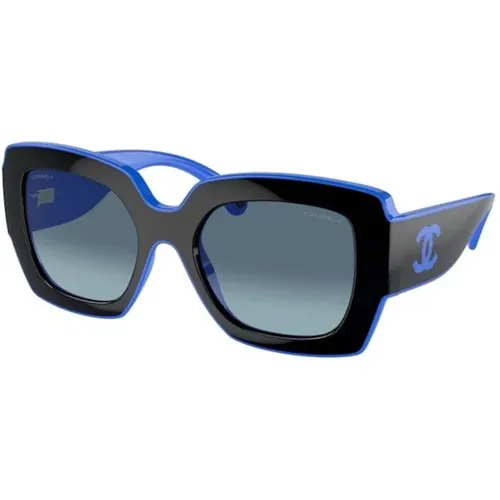 Stilvolle schwarze Sonnenbrille mit blauen Gläsern - Chanel - Modalova