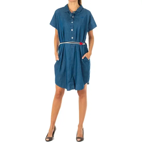 Kurzes Jeanskleid in Blau mit Knopfverschluss und Gürtel - LA MARTINA - Modalova
