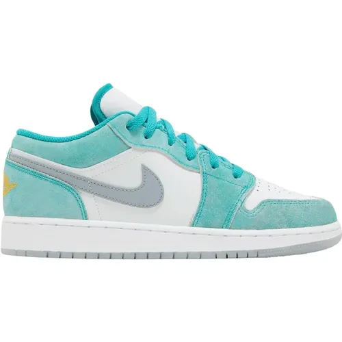 Limited Edition Air Jordan 1 Low New Emerald , male, Sizes: 4 1/2 UK, 1 1/2 UK, 5 UK, 2 UK, 2 1/2 UK, 3 1/2 UK, 4 UK, 6 UK - Nike - Modalova