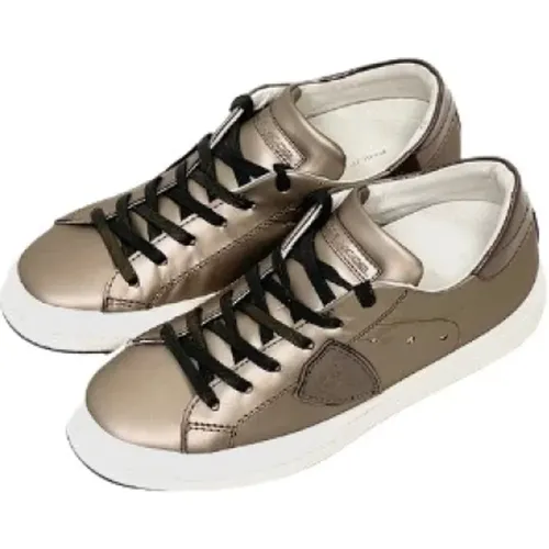 Metallic Bronze Leather Low Top Sneakers , male, Sizes: 4 UK, 6 UK, 7 UK, 5 UK, 3 UK - Philippe Model - Modalova