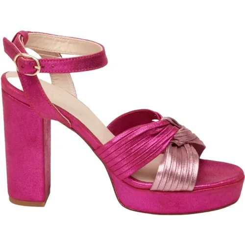 Rosa Pumps mit hohem Blockabsatz und Knopfdetail - Fabienne Chapot - Modalova