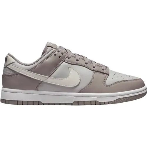 Limited Edition Bone Dunk Low , male, Sizes: 6 1/2 UK, 2 1/2 UK, 10 1/2 UK, 8 1/2 UK, 8 UK, 6 UK, 2 UK, 3 1/2 UK, 10 UK, 7 UK, 4 UK, 5 UK, 1 1/2 UK, 4 - Nike - Modalova