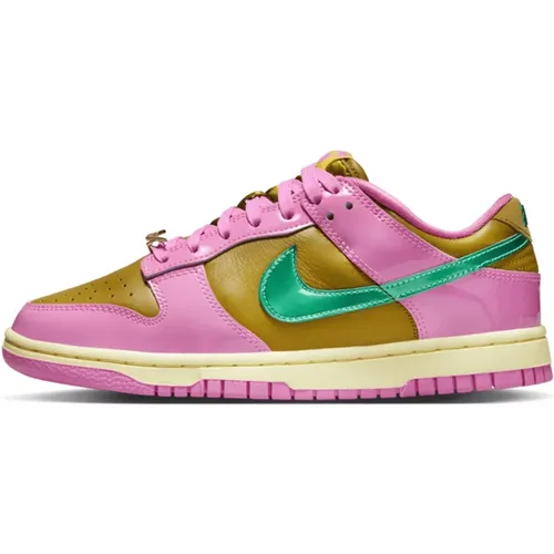 Verspielter Pink Dunk Low x Parris Goebel , Herren, Größe: 36 EU - Nike - Modalova