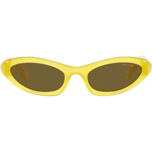 Sonnenbrille mit unregelmäßiger Form, dunkelbraunen Gläsern und goldenem Logo - Miu Miu - Modalova