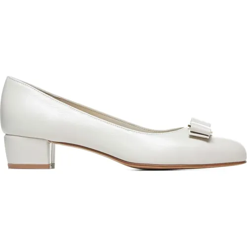 Ivory Leather Pumps with Bow , female, Sizes: 3 UK, 3 1/2 UK, 2 1/2 UK, 5 1/2 UK, 4 UK, 4 1/2 UK - Salvatore Ferragamo - Modalova