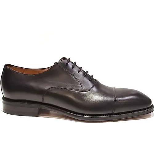 Klassischer Schwarzer Box Calf Schuh mit Zehenstich , Herren, Größe: 39 1/2 EU - Berwick - Modalova