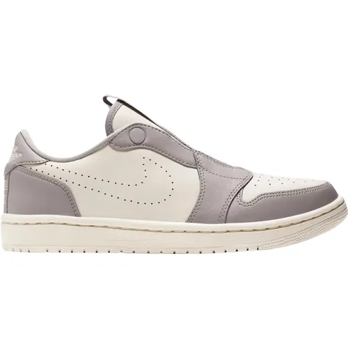Atmosphäre Grau Retro Low Slip Sneakers , unisex, Größe: 44 1/2 EU - Nike - Modalova