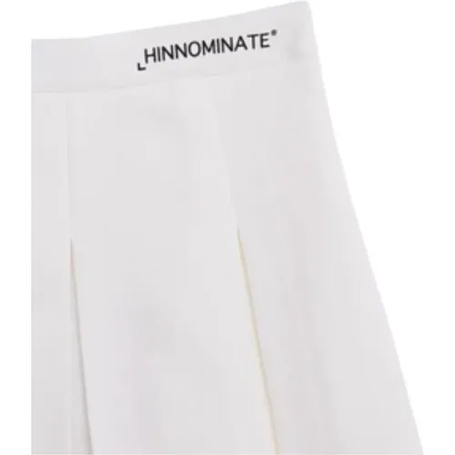 Weiße Plissierte Minirock mit Kontrast Logo Druck - Hinnominate - Modalova