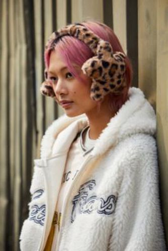 UO Star Faux Fur Earmuffs - at - Urban Outfitters - Modalova