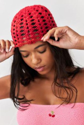 UO Scalloped Knit Skull Cap - Red at - Urban Outfitters - Modalova