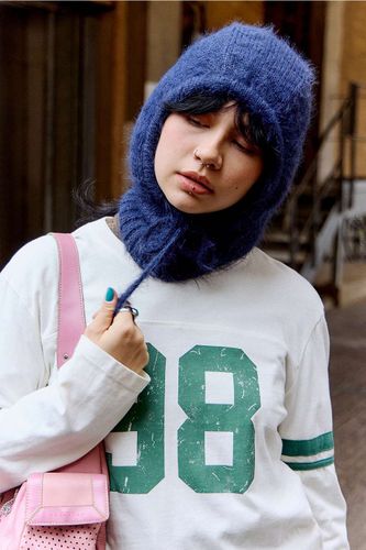 Capuche en maille duveteuse UO Clover par en taille: TAILLE UNIQUE - Urban Outfitters - Modalova