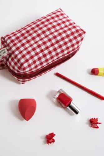 UO Gingham Makeup Bag - Red ALL at - Urban Outfitters - Modalova