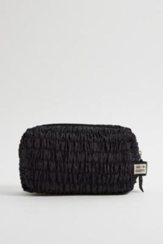 UO Ruched Makeup Bag - Black ALL at - Urban Outfitters - Modalova