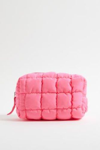 UO Satin Quilted Popcorn Makeup Bag - Pink ALL at - Urban Outfitters - Modalova