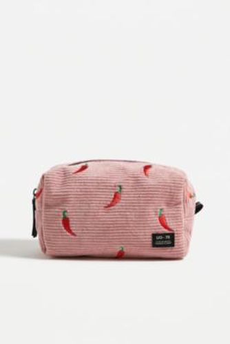 UO Chilli Cord Makeup Bag - Pink 8.5cm x W:17cm x H:14cm at - Urban Outfitters - Modalova