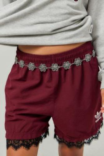 UO Flower Chain Belt - Silver at - Urban Outfitters - Modalova