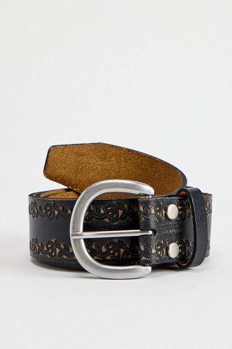 UO Etched Leather Belt - M/L at - Urban Outfitters - Modalova
