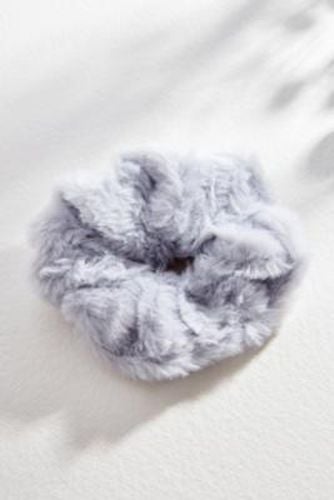 Oversized Fur Scrunchie - Grey at - Urban Outfitters - Modalova