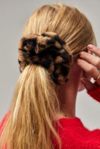 Leopard Print Faux Fur Scrunchie - Brown at - Urban Outfitters - Modalova