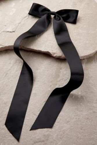 Long Satin Bow Hair Clip - Black at - Urban Outfitters - Modalova