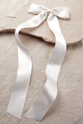 Long Satin Bow Hair Clip - Cream at - Urban Outfitters - Modalova