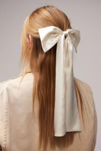 Oversized Satin Bow Hair Clip - Cream at - Urban Outfitters - Modalova