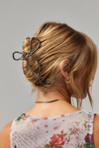 Metal Bow Claw Clip - Silver at - Urban Outfitters - Modalova