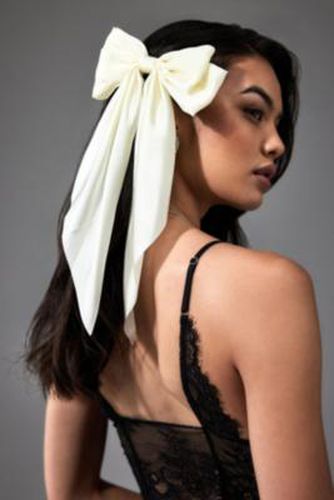 Oversized Bow Hair Clip - Cream at - Urban Outfitters - Modalova