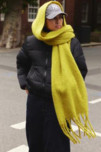 UO Tia Blanket Scarf - Chartreuse at - Urban Outfitters - Modalova