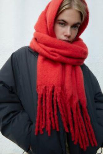 UO Tia Blanket Scarf - Red at - Urban Outfitters - Modalova