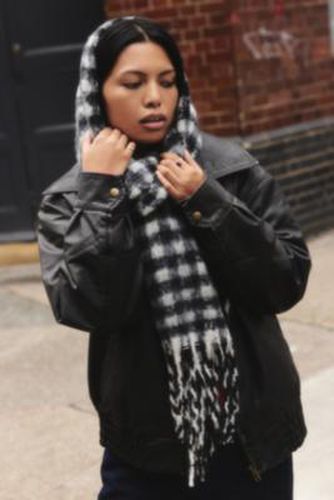 UO Gingham Blanket Scarf - Black/White at - Urban Outfitters - Modalova