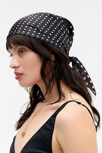 UO Silky Warped Polka Dot Headscarf - Black/White at - Urban Outfitters - Modalova