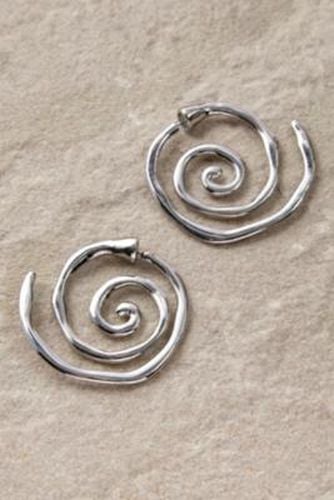 Molten Spiral Earrings - Silver at Urban Outfitters - Silence + Noise - Modalova