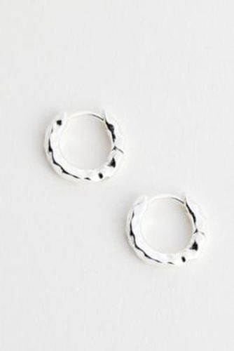 UO Plated Huggie Hoop Earrings - Silver at - Urban Outfitters - Modalova