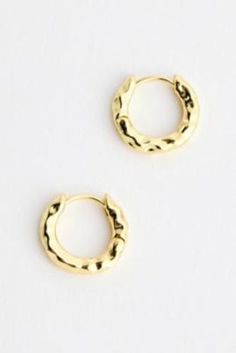 UO Plated Huggie Hoop Earrings - Gold at - Urban Outfitters - Modalova