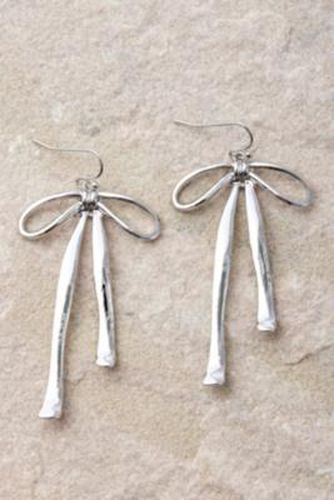 Large Bow Earrings - Silver at Urban Outfitters - Silence + Noise - Modalova