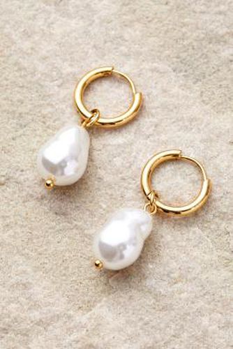 Amelie Pearl Earrings - Gold at Urban Outfitters - Réalta - Modalova