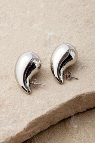 Bianca Drop Earrings - Silver at Urban Outfitters - Réalta - Modalova