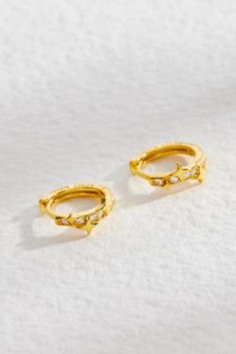 Triple Star CZ Gold Huggie Hoop Earrings - Gold at Urban Outfitters - Caotic - Modalova