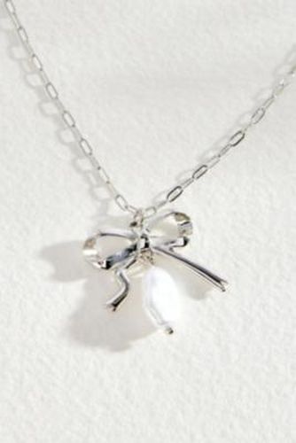 Bow Pearl Pendant Necklace - Silver at Urban Outfitters - Silence + Noise - Modalova