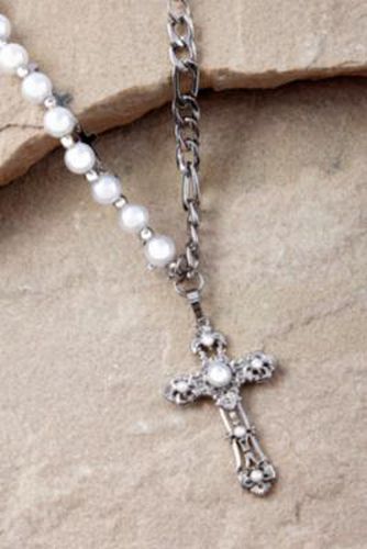 Pearl & Chain Cross Necklace - Silver at Urban Outfitters - Silence + Noise - Modalova