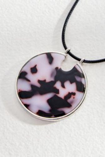 Tortoiseshell Pendant Choker - at - Urban Outfitters - Modalova