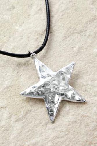 Hammered Star Choker - Silver at Urban Outfitters - Silence + Noise - Modalova