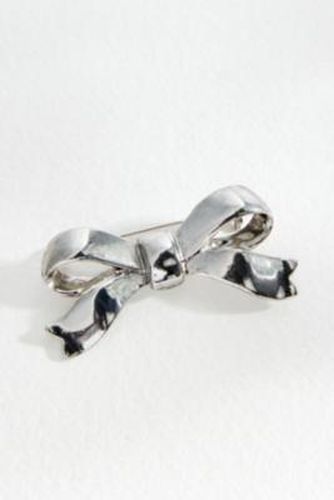 Bow Brooch - Silver at Urban Outfitters - Silence + Noise - Modalova