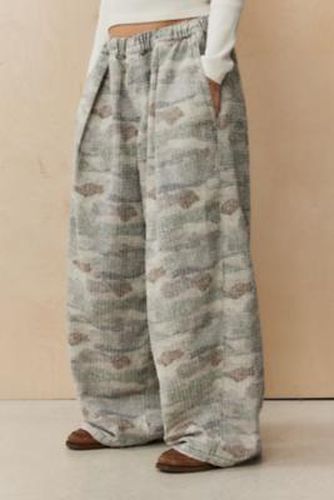 Bobbi Distressed Camo Trousers - XS at Urban Outfitters - BDG - Modalova