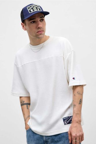 UO Exclusive Ecru Waffle T-Shirt - M at Urban Outfitters - Champion - Modalova